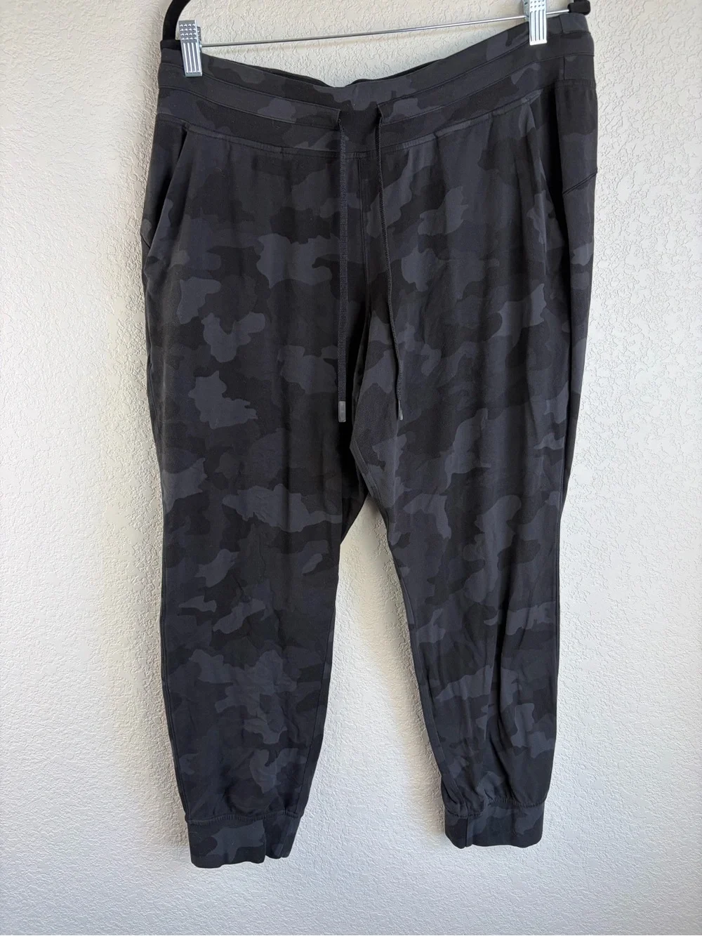 lululemon athletica women’s Dark Gray Camo Joggers